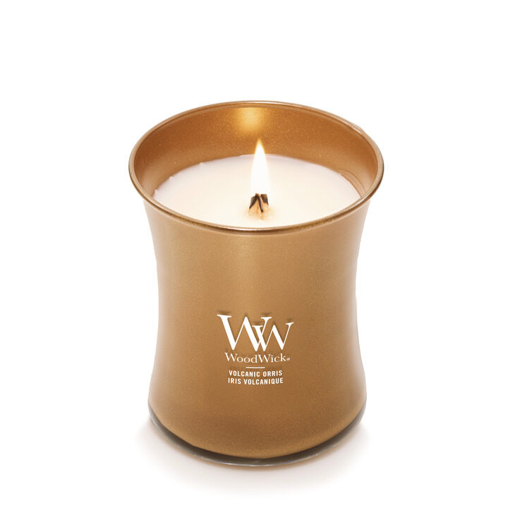 Guldljus från WoodWick med träveke och doften Volcanic Orris i elegant glas.