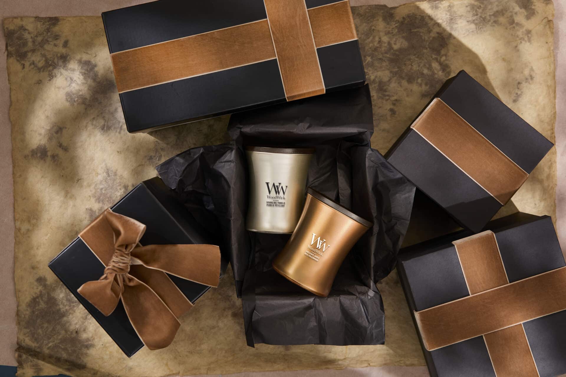 Lyxiga doftljus i elegant presentförpackning med bruna och svarta detaljer.