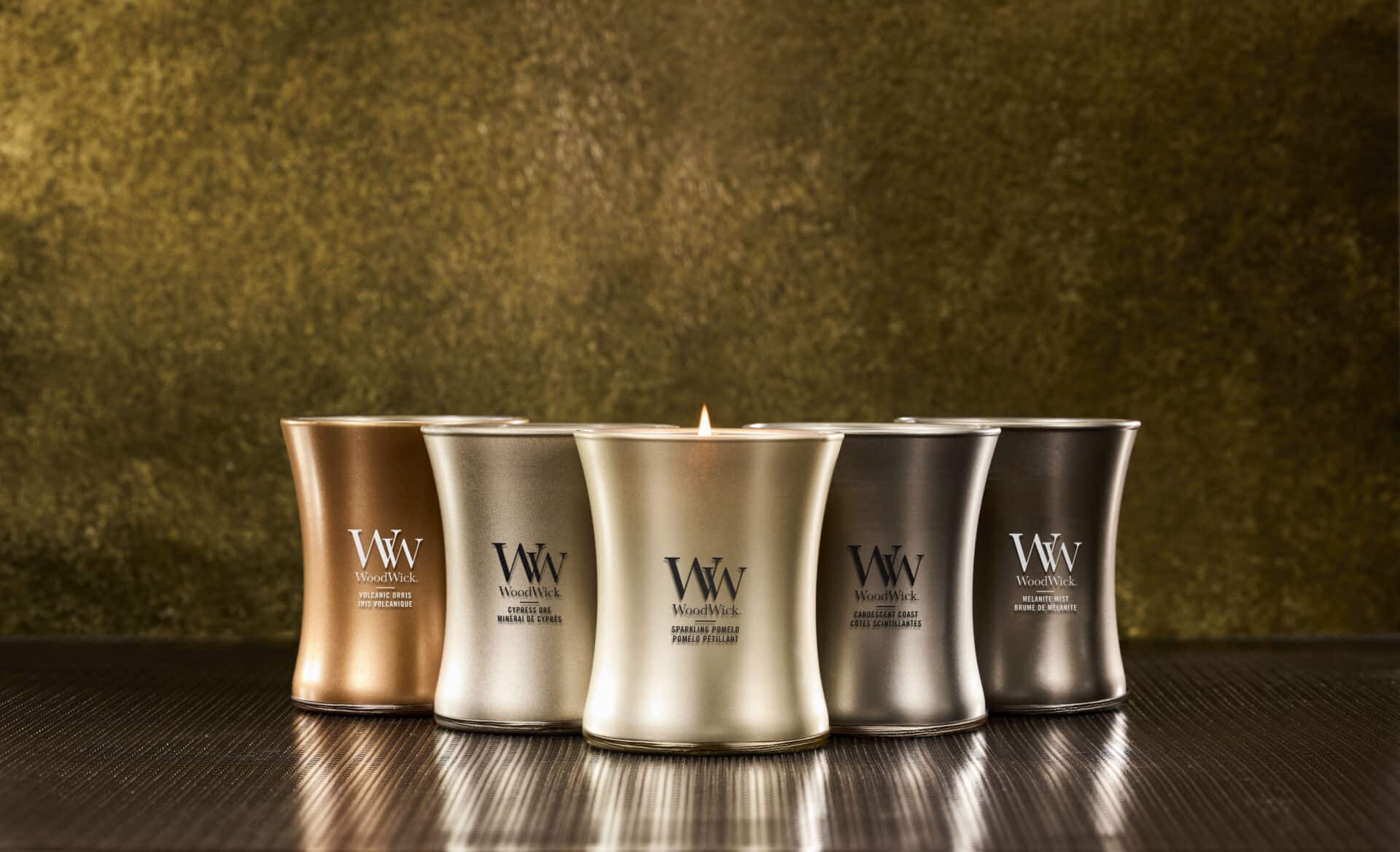 Eleganta WoodWick doftljus i olika färger, perfekt för hemtrevlig atmosfär.