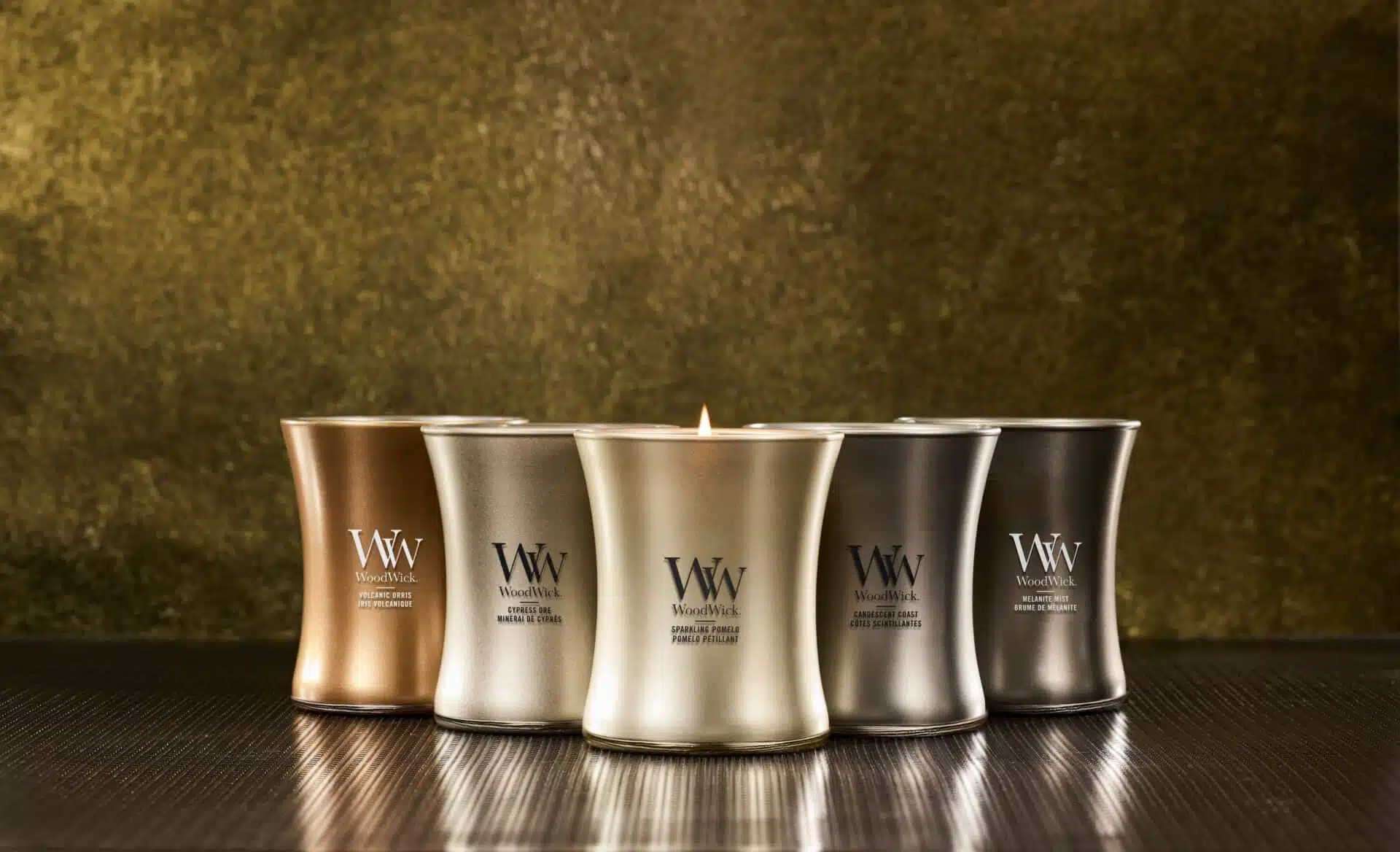 Eleganta WoodWick doftljus i olika färger, perfekt för hemtrevlig atmosfär.