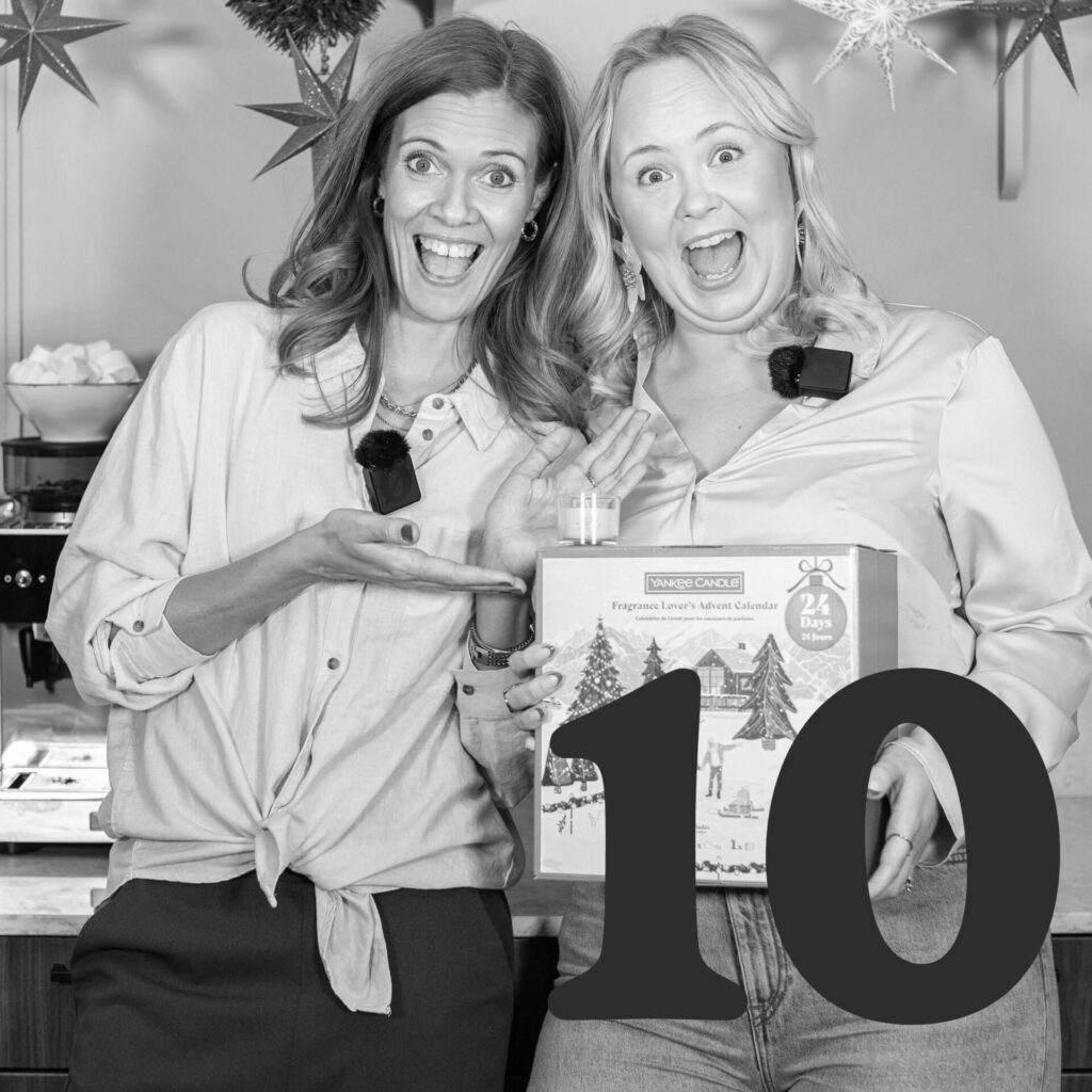 Två glada personer med ett Yankee Candle adventskalenderpaket.