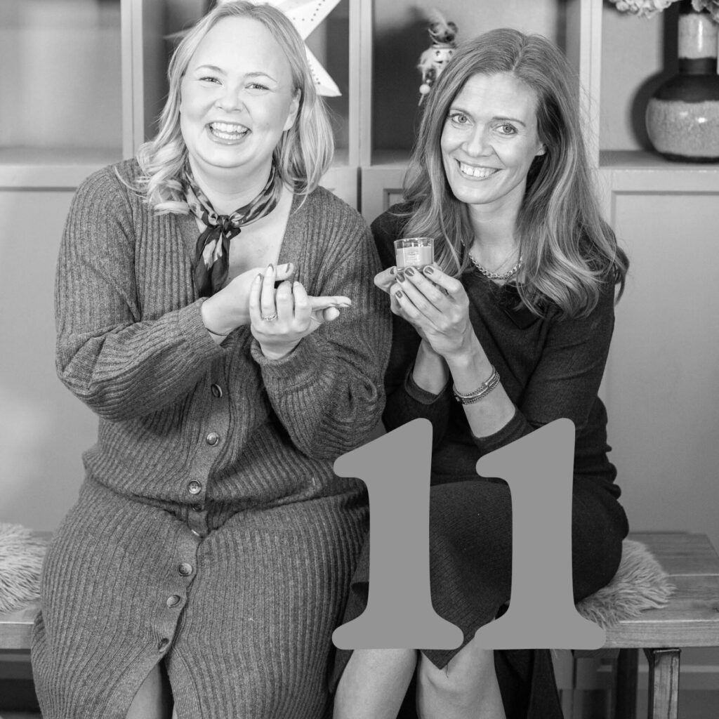 Två leende personer med nummer 11 i förgrunden, svartvit bild.