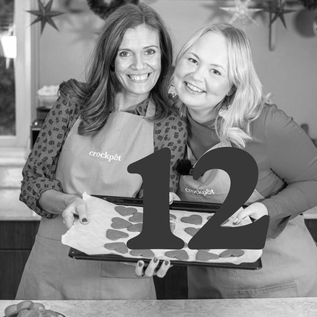 Två personer bakar hjärtformade kakor i köket, nummer 12 syns framför.