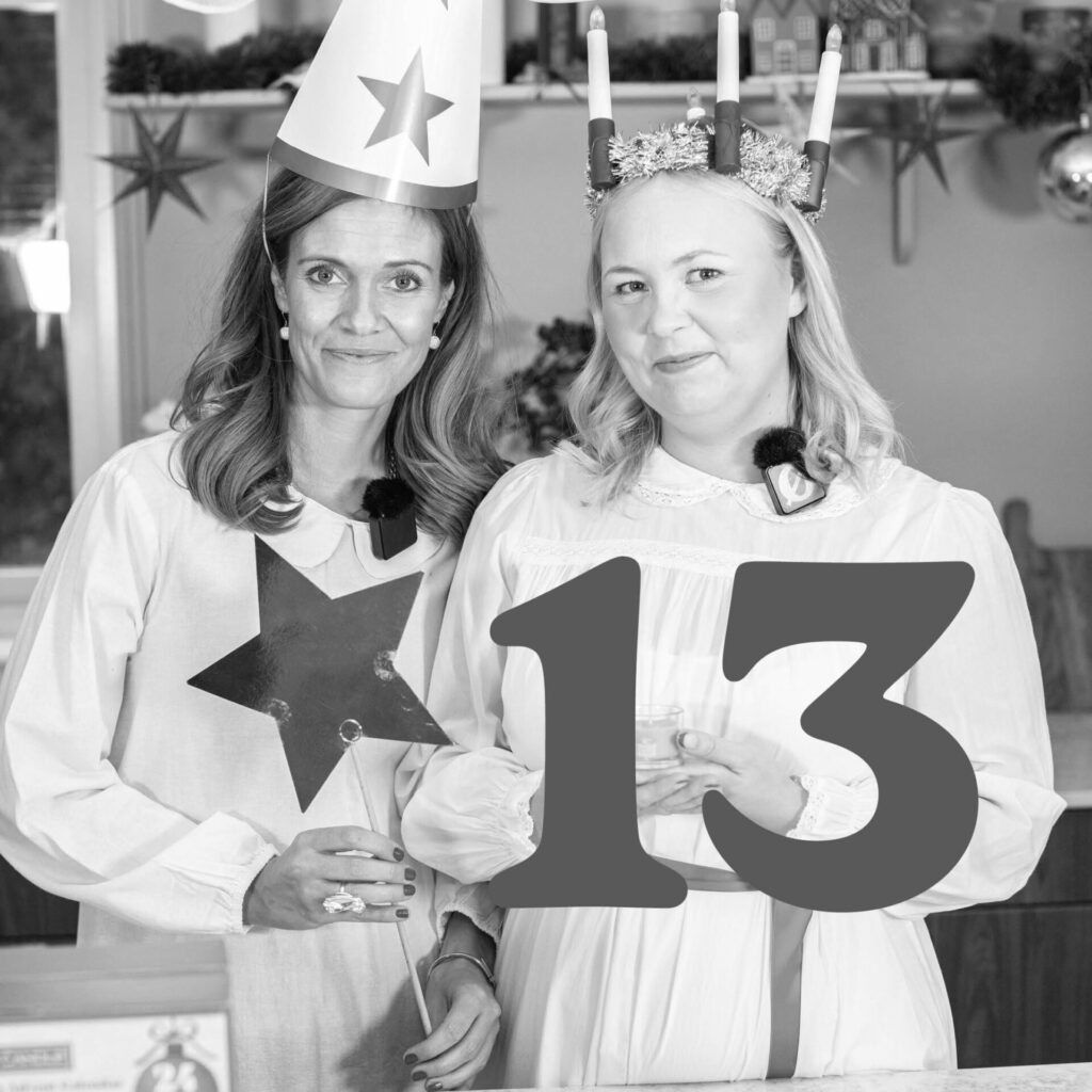 Luciafirande med tärnor i vita klänningar och stjärngossestrut framför en siffra 13.