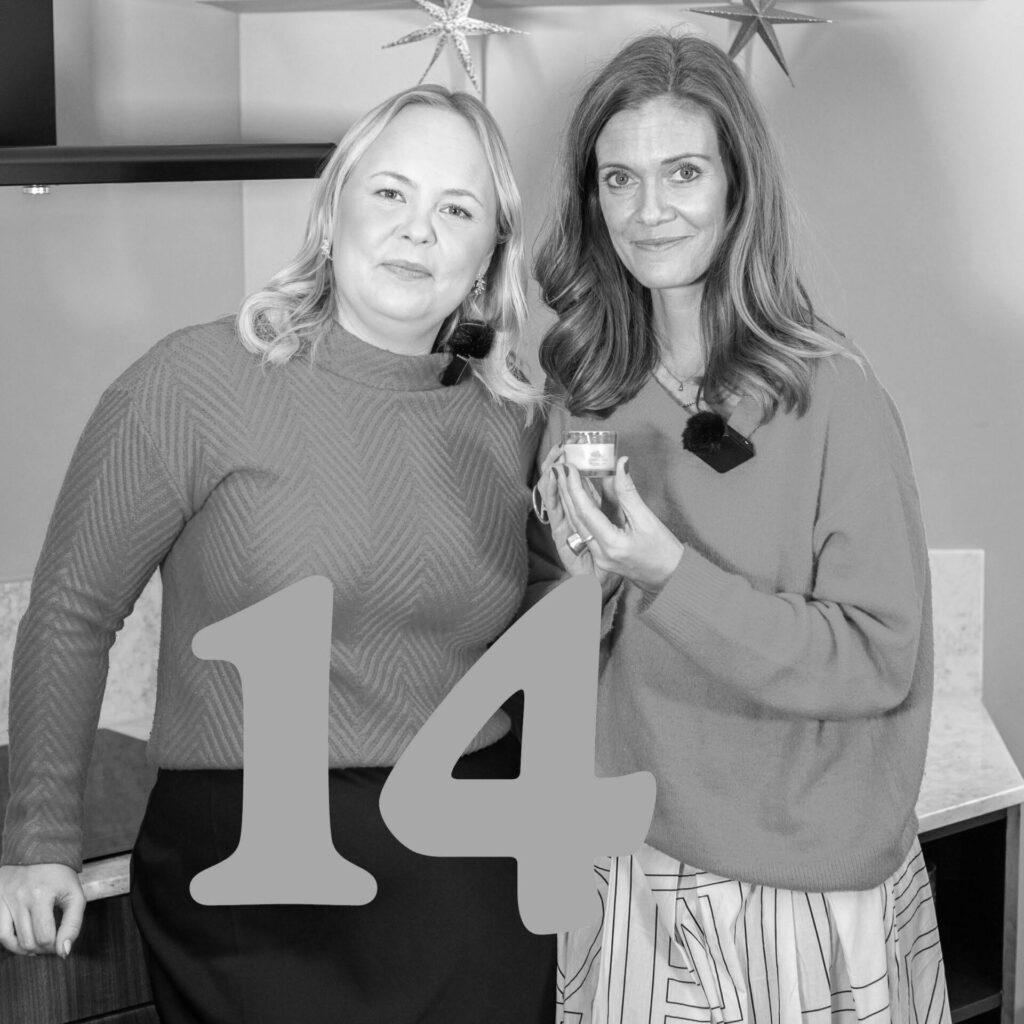 Två kvinnor med en glasburk markerad med siffran 14, inomhusmiljö.