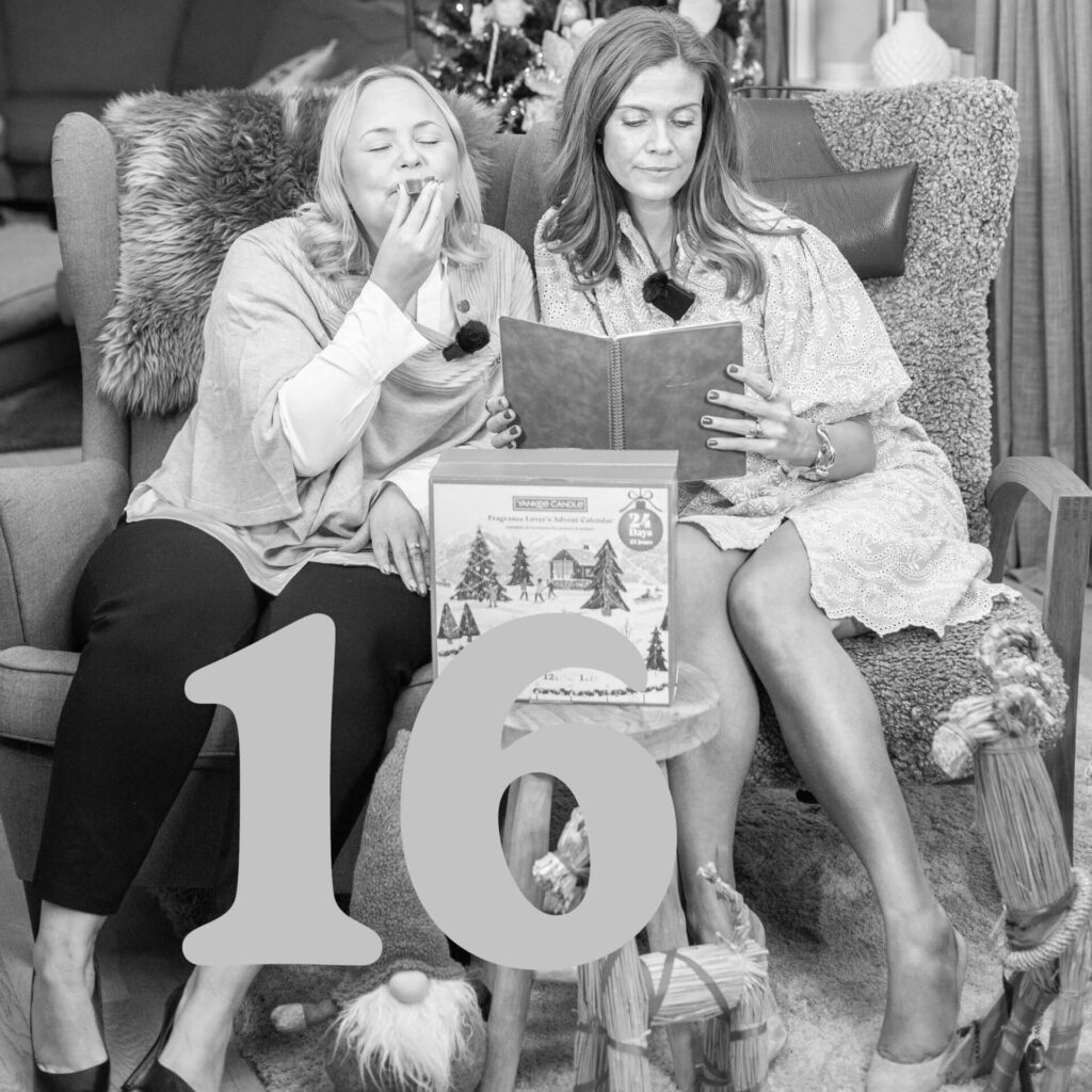 Två kvinnor i fåtöljer med adventskalender och nummer 16 i svartvitt hem.