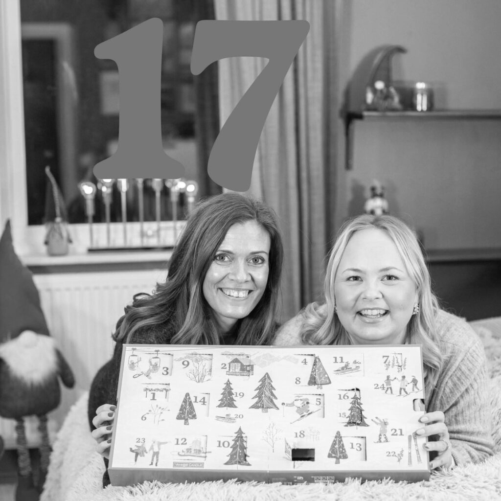 Två kvinnor med en adventskalender och siffran 17 i bakgrunden.