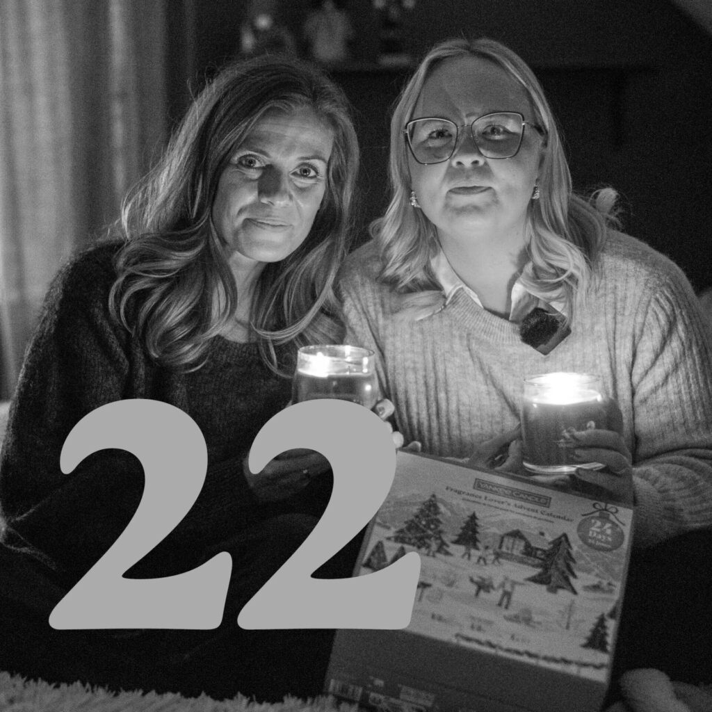 Två personer med levande ljus och adventskalender, svartvitt foto.