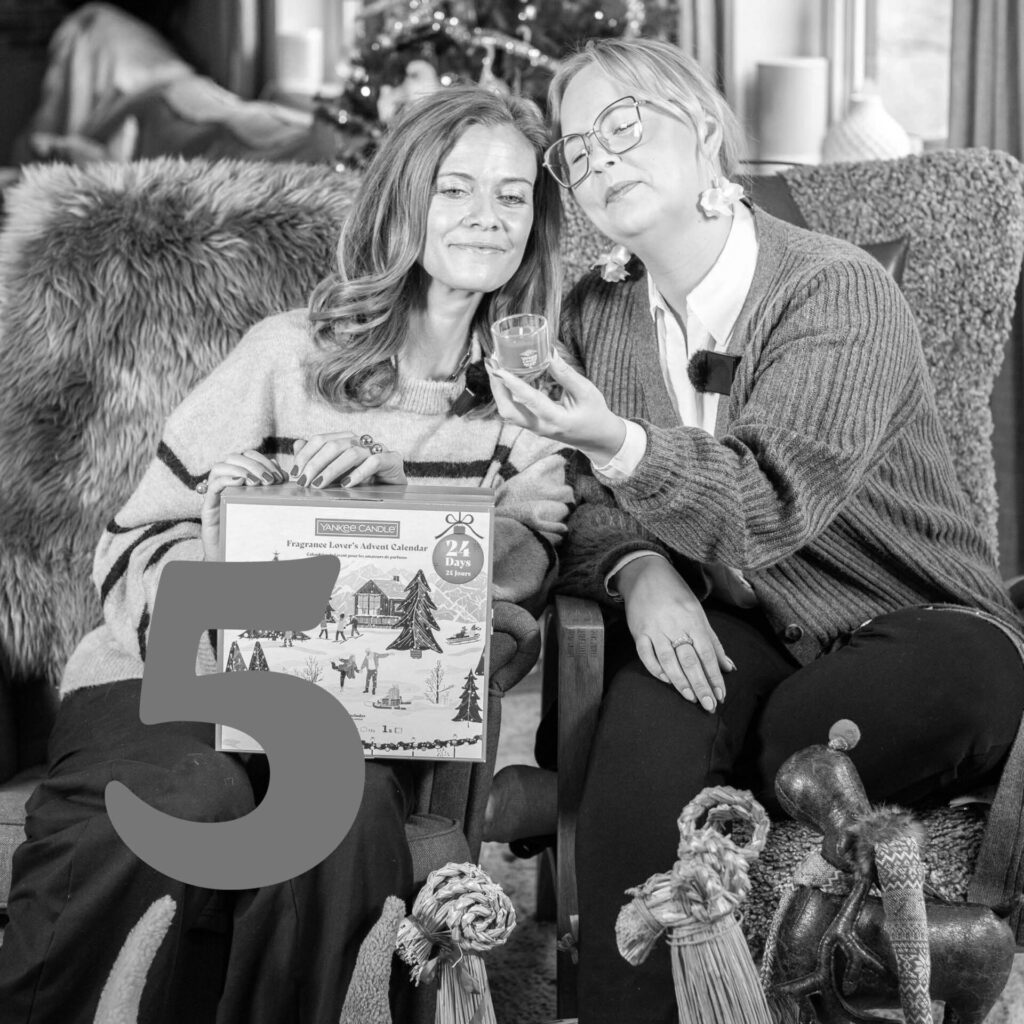 Två kvinnor med Yankee Candle adventskalender i julmiljö.