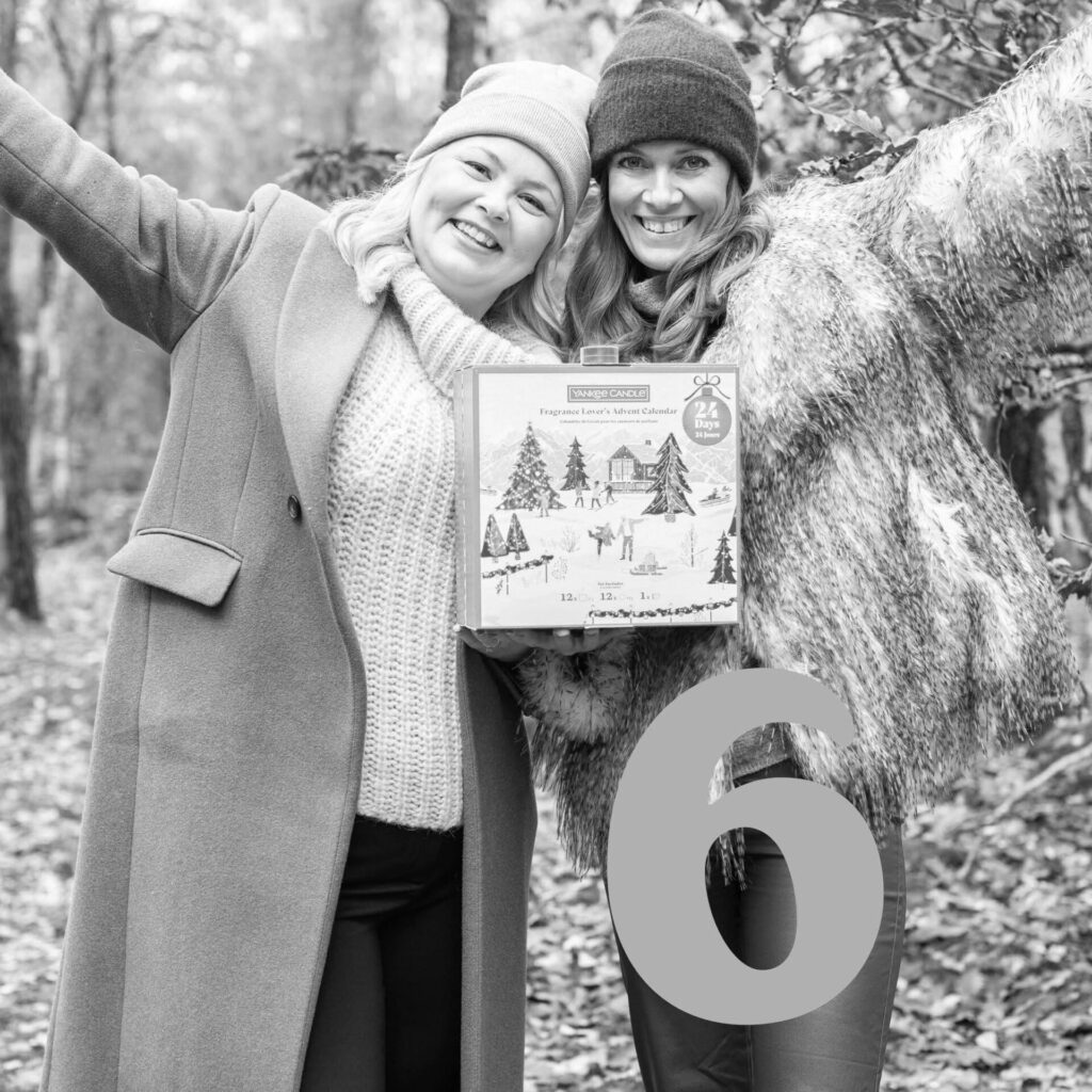 Två kvinnor i skogen med Yankee Candle adventskalender.