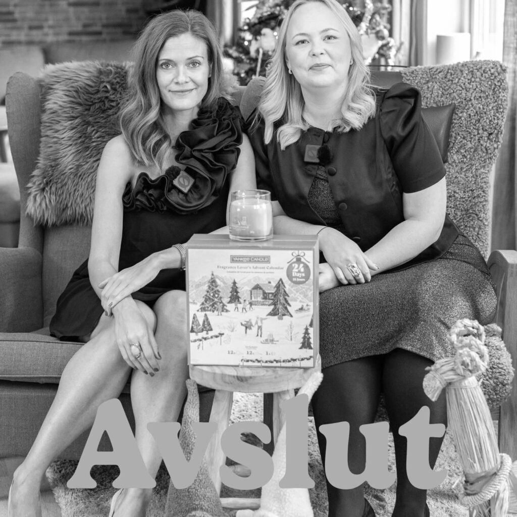 Två kvinnor sitter med julkalender och ljusdekoration.