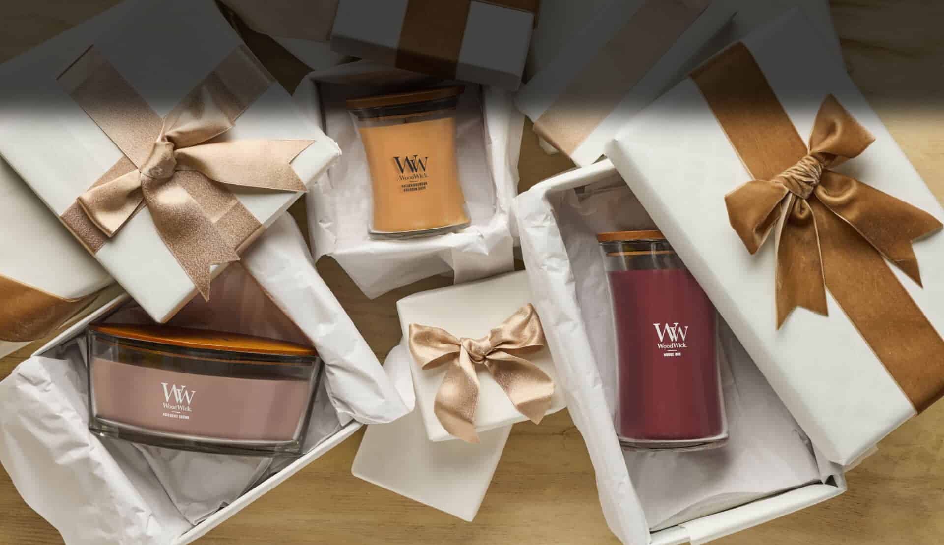 Vackra doftljus i presentförpackningar med eleganta rosetter.